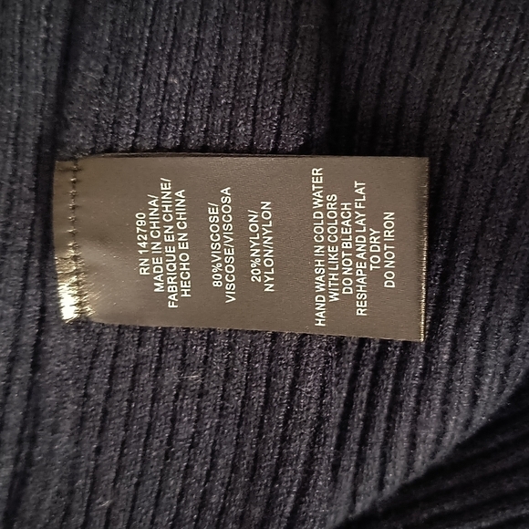 ð
ºVERTIGO Collection Nicole Turtleneck Sweater Navy/Ivory Size S - Picture 9 of 12